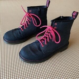 Dr. Martens Delaney Black Pebbled Iridescent
Metallic Boots. Size 5 Women's